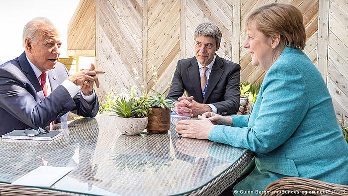 今年6月，美国总统拜登与德国总理默克尔及顾问Jan Hecker在G7峰会期间举行双边会晤
