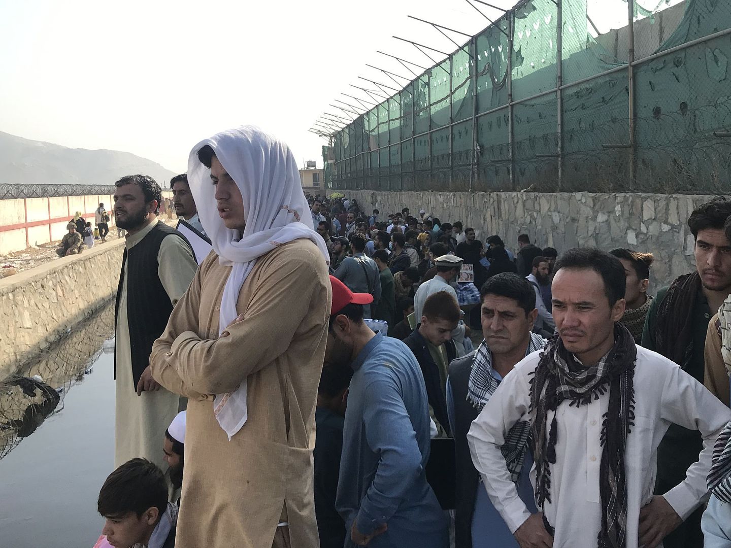 塔利班回朝触发逃难潮，图为大批民众聚集在阿富汗喀布尔机场外。（新华社）