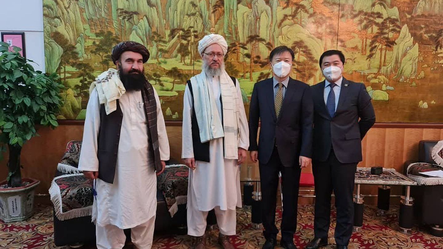 阿富汗塔利班官员在喀布尔会见中国外交人员。（微博@寰亚SYHP）