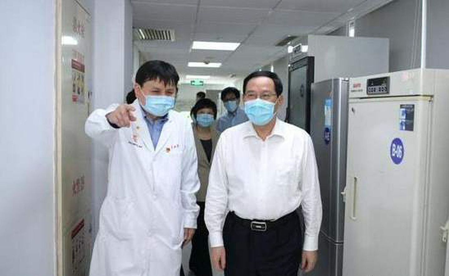 中国内地近日围绕新冠肺炎（COVID-19）抗疫“与病毒共存”还是“个案清零”的两条路线之争，很快演变成左右两派、甚至“爱国”与“崇洋”之争。（微博@解放军日报）