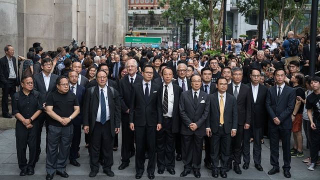 香港大律师公会多次发动静默游行，反对当地政府建议修订《逃犯条例》。
