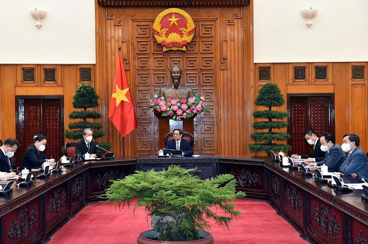 2021年8月24日，越共中央政治局委员、越南政府总理范明政在总理府会见中国驻越南大使熊波。（中国驻越南大使馆官网）