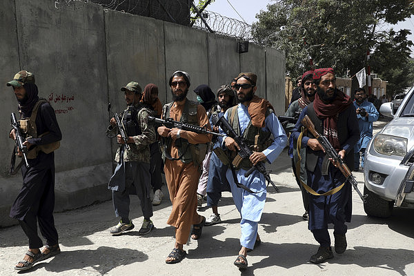 ▲▼ 塔利班成员在阿富汗首都喀布尔街道巡逻。 （图／达志影像／美联社）