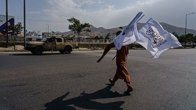 Boy selling Taliban flags, Kabul (20 Aug)