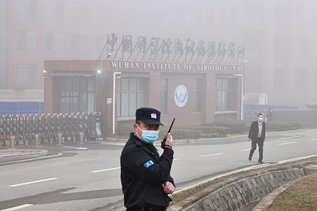 2021年2月3日，世界卫生组织成员抵达武汉病毒研究所进行访问时，安保人员在研究所外。 