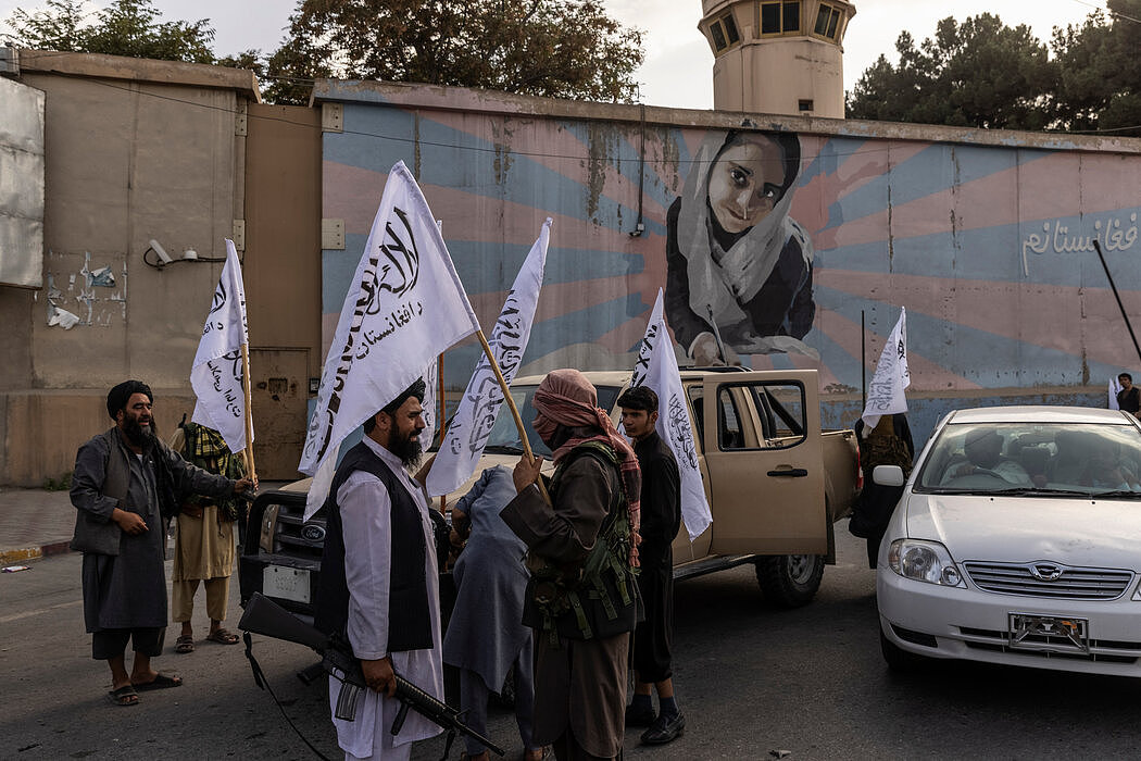 周日，喀布尔美国大使馆外的塔利班成员。