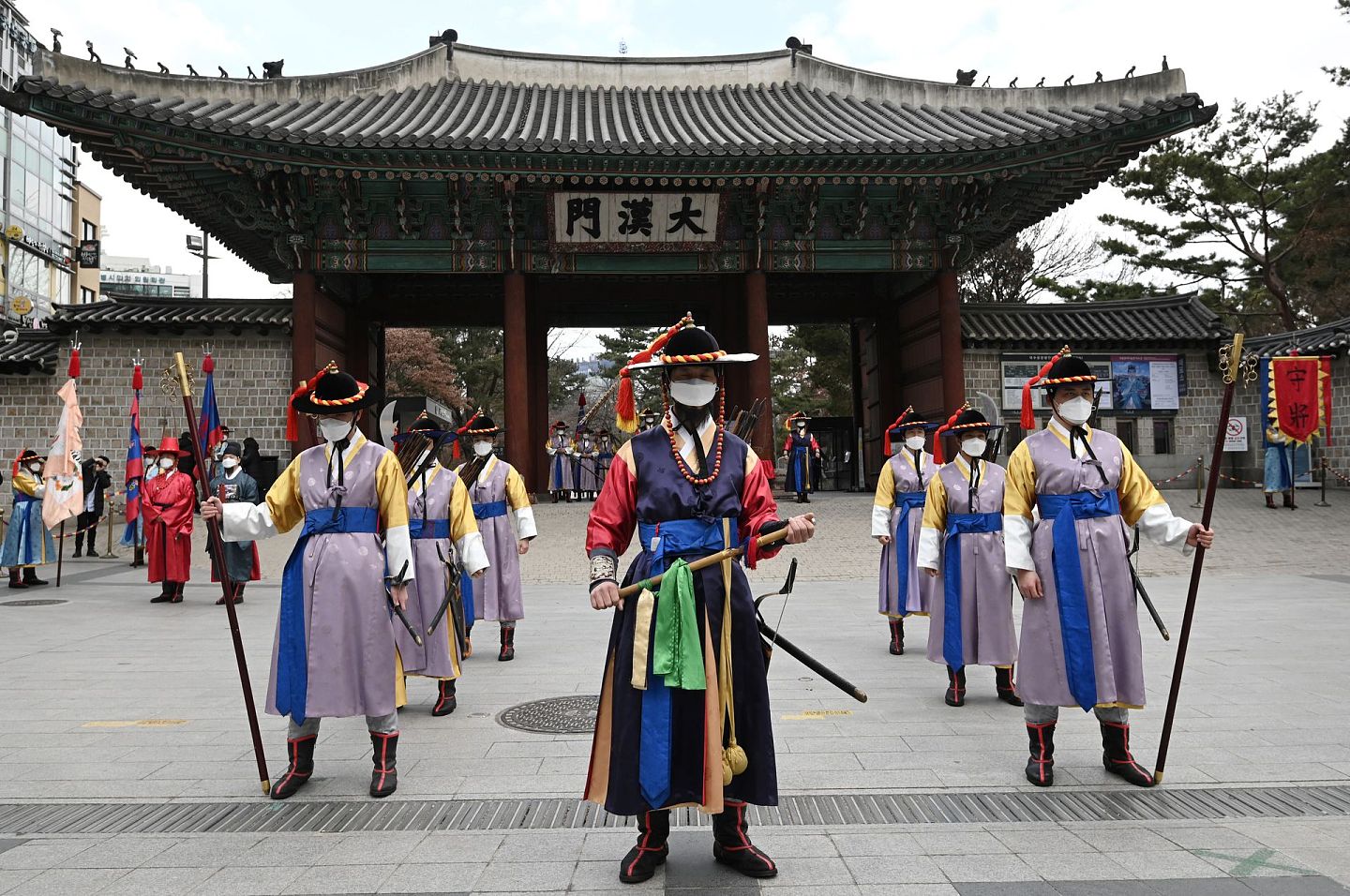 韩国年轻人不喜欢中国的占上风，他们中的大多数在成长过程中都为本国在经济和文化上的成功感到自豪。他们认为中国的威权主义是对自由社会的威胁，批评中国在新冠疫情、南海、新疆、萨德和香港问题上的做法。图为身穿韩国传统服装的宫殿护卫在首尔为游客表演。（AFP）