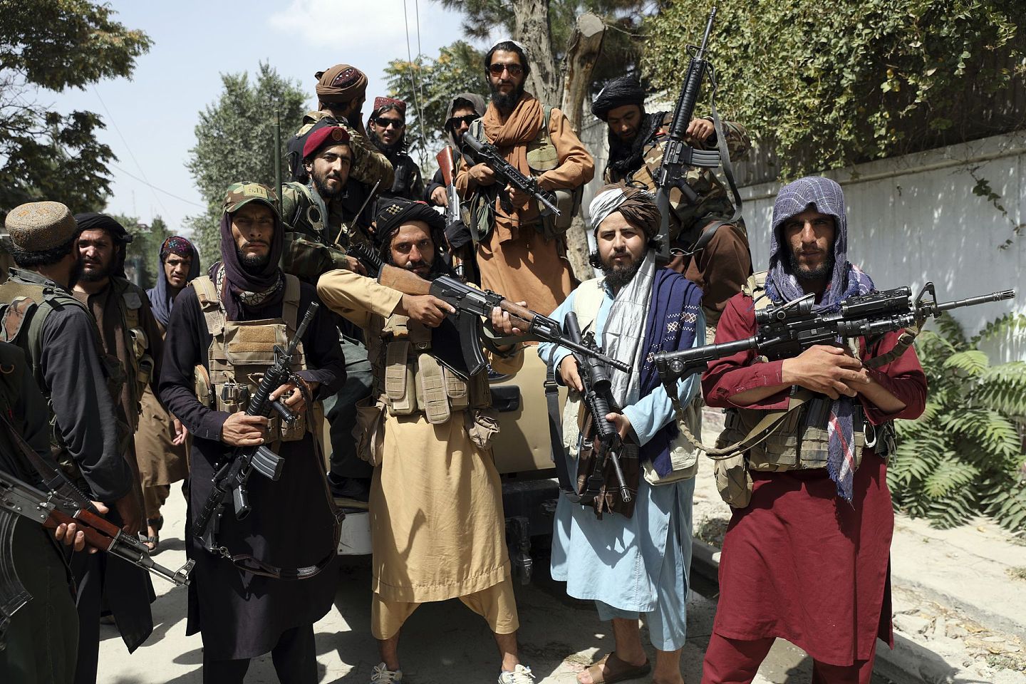美国撤出阿富汗，塔利班重新控制该国。图为2021年8月19日，阿富汗喀布尔塔利班武装分子摆姿势拍照。(美联社)