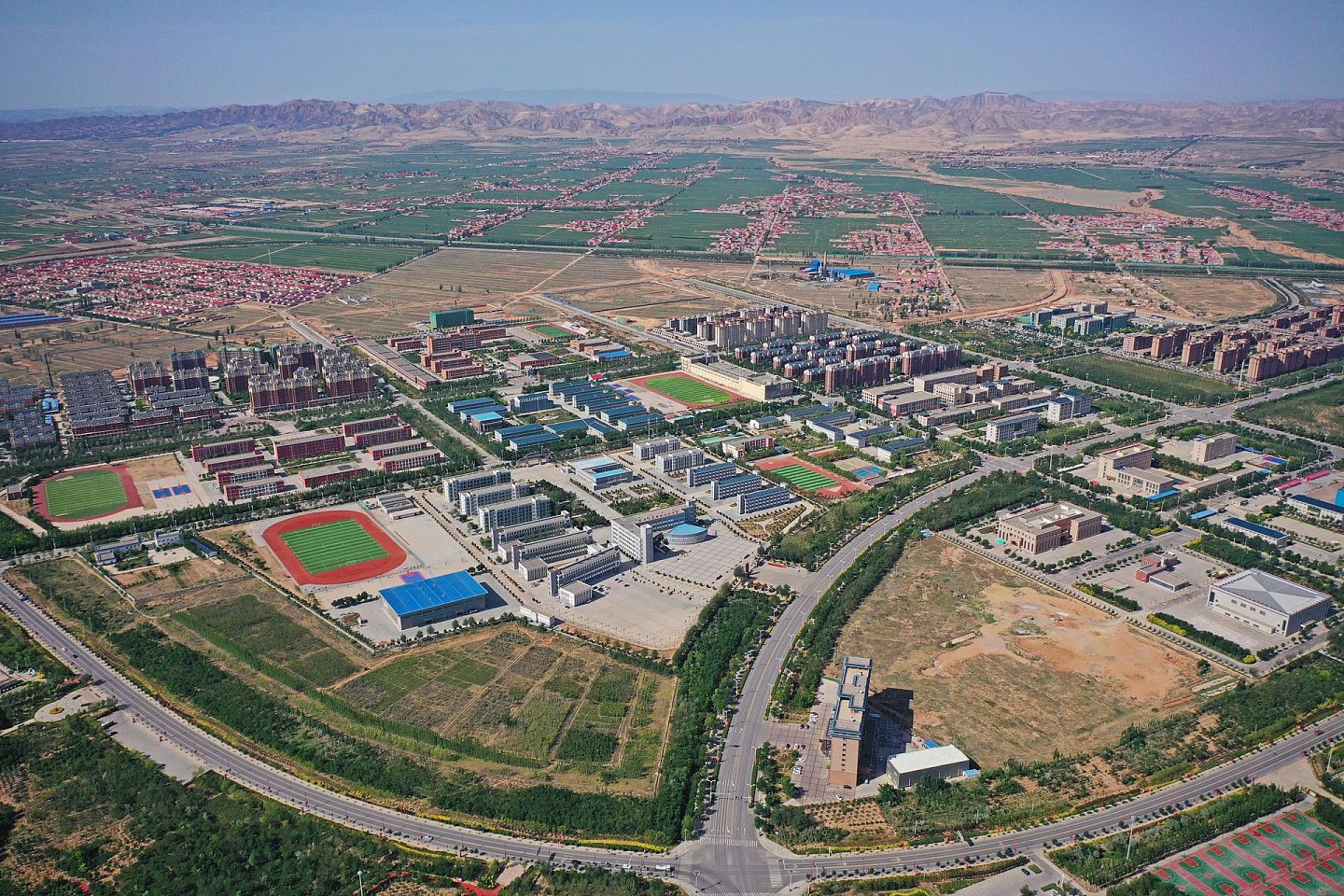 发展是中国的核心任务，图为宁夏吴忠市同心县县城（2021年6月22日摄，无人机照片）。（新华社）