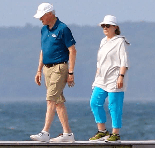73岁希拉里·克林顿海滩度假，发福过度太臃肿，和丈夫保持距离（组图） - 2