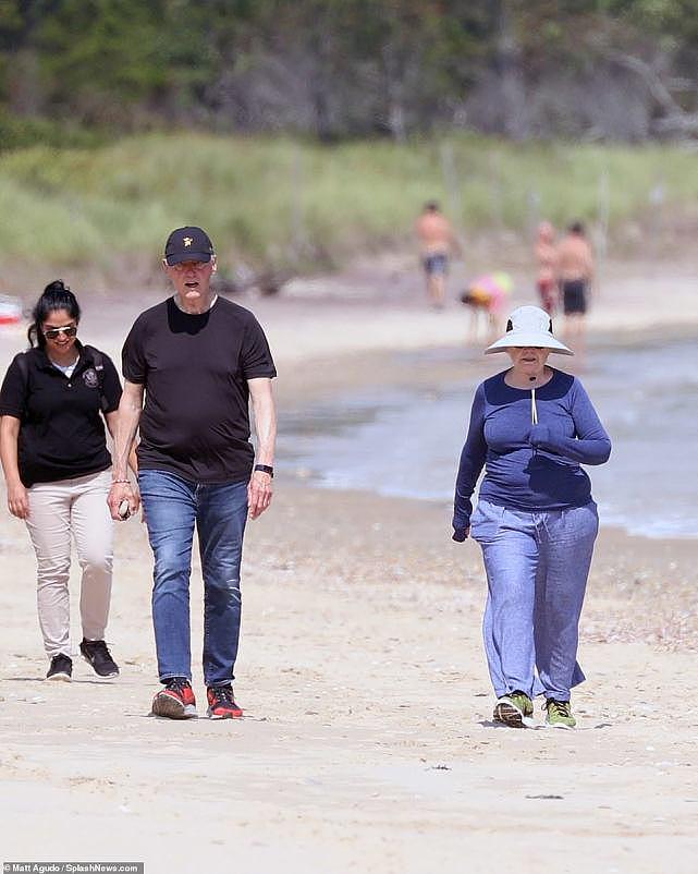 73岁希拉里·克林顿海滩度假，发福过度太臃肿，和丈夫保持距离（组图） - 3