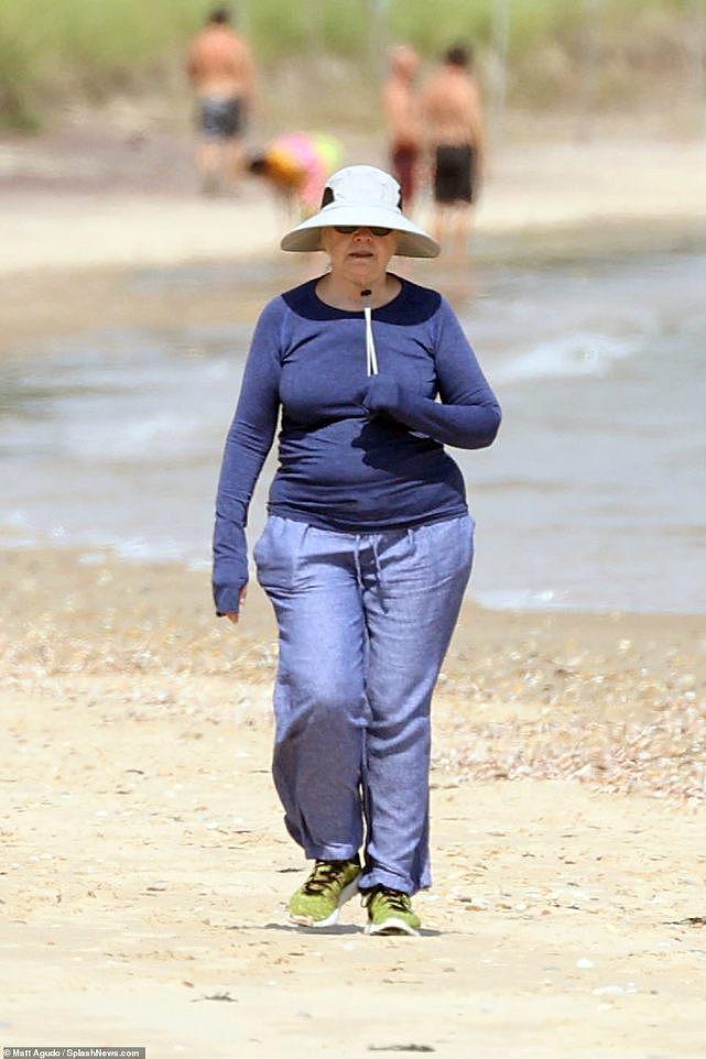 73岁希拉里·克林顿海滩度假，发福过度太臃肿，和丈夫保持距离（组图） - 1