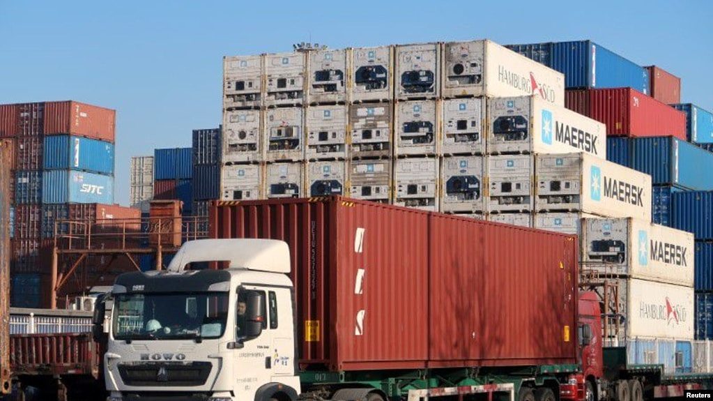中国天津，一名工人在天津港附近的一个物流中心驾驶一辆载有集装箱的卡车（2019年12月12日）。
