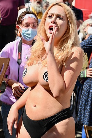 ▲▼ 英国环保组织「反抗灭绝」（Extinction Rebellion）街头示威，其中31岁女学生安赫丝特（Laura Amherst）脱了衣服。 （图／达志影像）