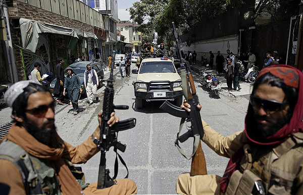 ▲▼ 塔利班战士在阿富汗首都喀布尔巡逻。 （图／达志影像／美联社）