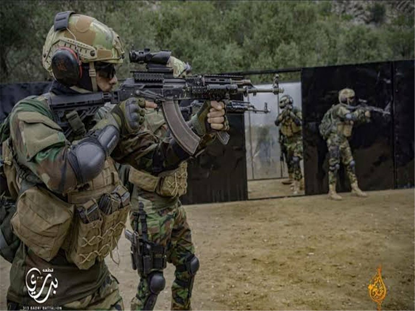 “巴德里313”部队和其他特种部队一样，在塔利班的秘密基地进行了战术和攻击训练。（Tweet@TweetsBySahil）
