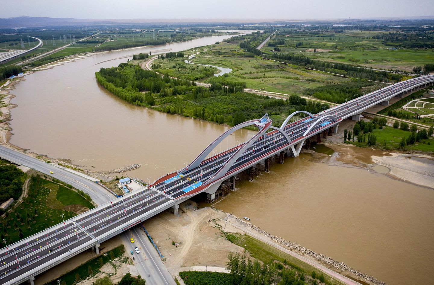 6月28日，宁夏中卫卫民黄河大桥建成通车。该桥位于黄河中卫段，是宁夏境内第18座跨越黄河的公路桥梁。（新华社）