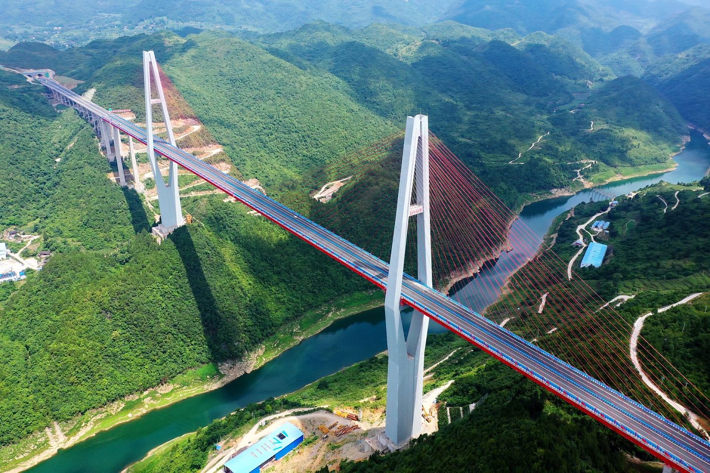 已经竣工的遵余高速湘江大桥。（新华社）