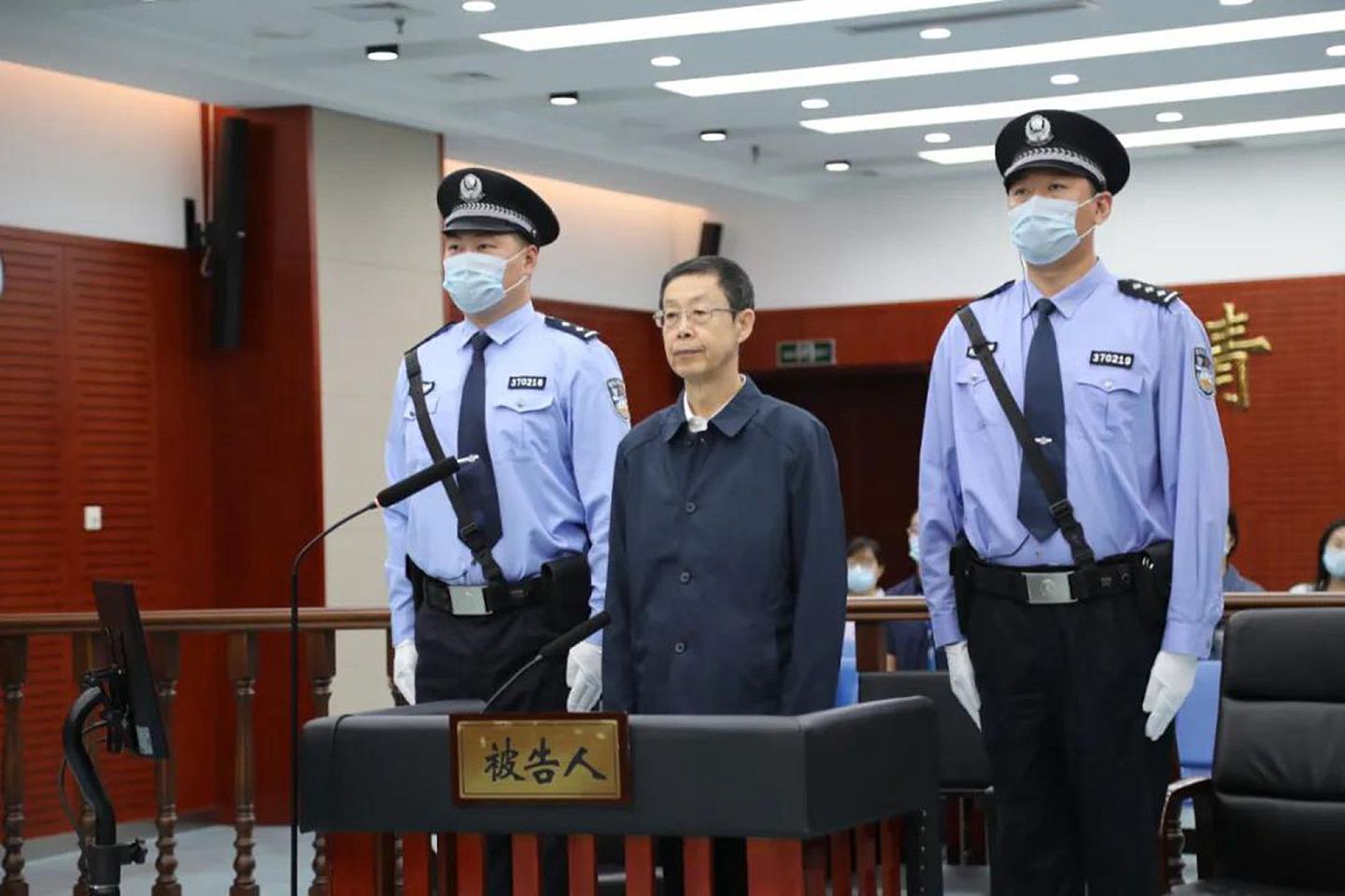 8月26日，青岛市中院公开审理董宏受贿一案。（青岛中院）