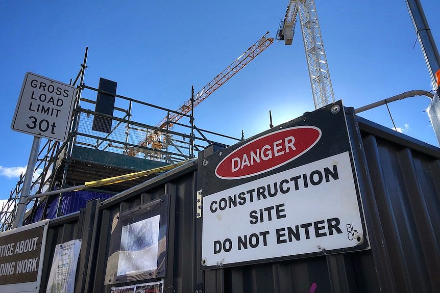 建筑工地上的危险标示。