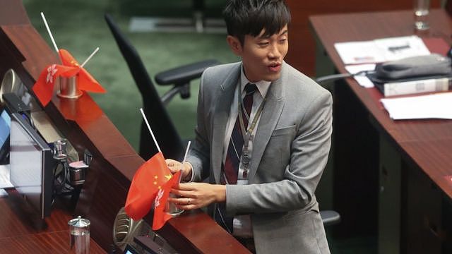 郑松泰2016年把建制派议员桌上的中国国旗和香港区旗倒插，被法庭罚款，他去年就事件致歉，指自己的