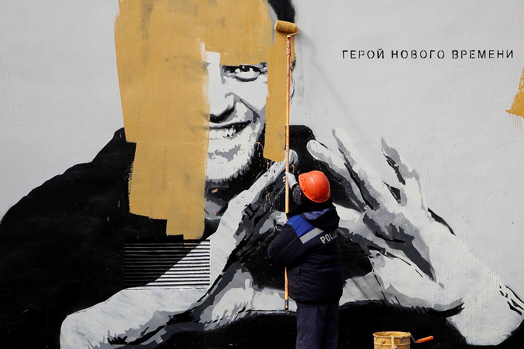 4月，俄罗斯圣彼得堡，纳瓦尔尼的壁画被喷漆。 该反对派领导人去年曾被人下毒。
