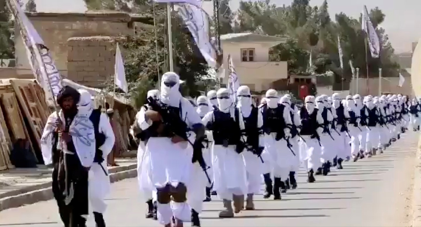 ▲▼ 塔利班发布一段影片，组织成员身穿白袍、防弹背心，持枪走在南部扎布尔省首府卡拉特（Qalat）街道。 （图／路透）