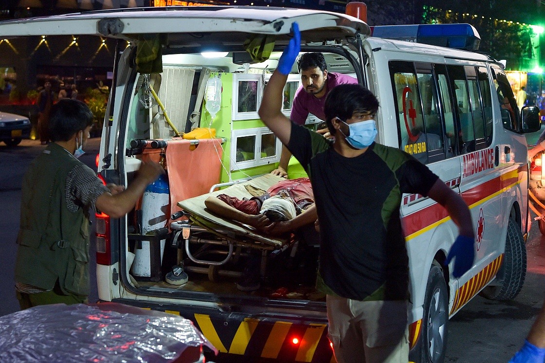 8月26日，在阿富汗喀布尔，人们将一名爆炸伤者送往医院。新华社 图