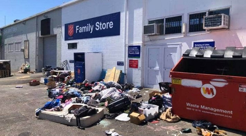 新西兰民众疫情居家“断舍离”，慈善商店门前堆满捐赠物，呼吁民众推迟捐赠（组图） - 5