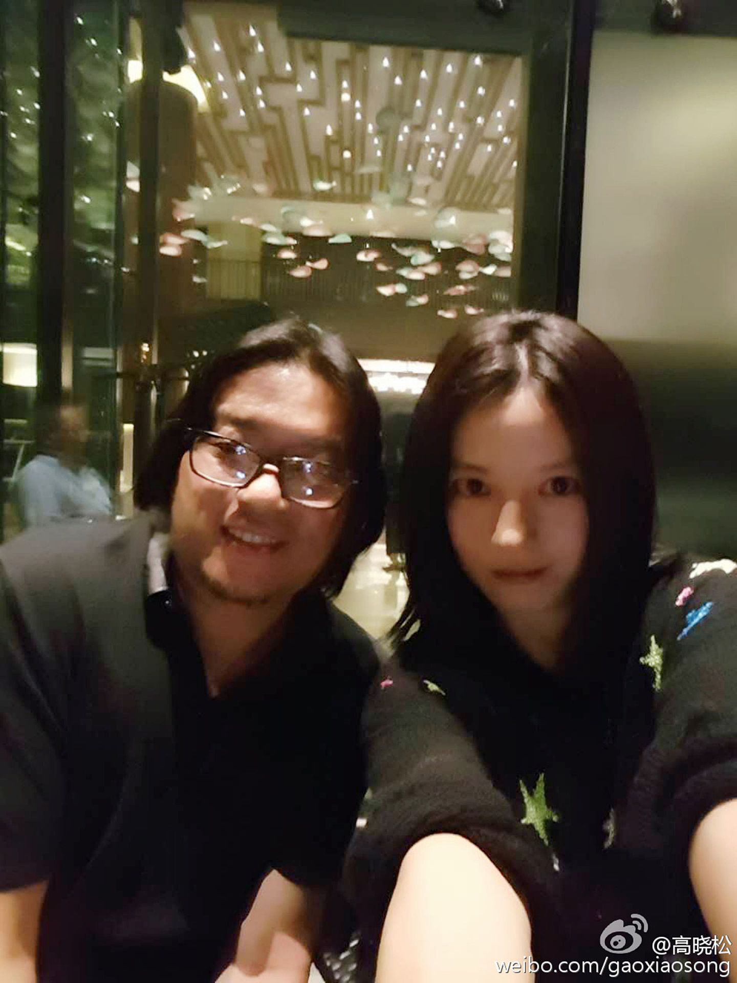 2015年10月20日，高晓松（左）在微博上晒出一张和赵薇的合影，并称：“相识十九年，自拍只等闲”。（微博@高晓松）