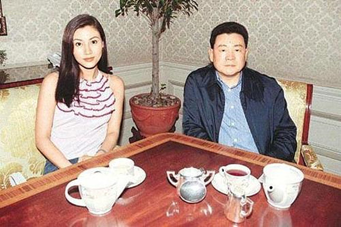 李嘉欣为亲姐庆生，59岁姐姐坐C位心情好，长相平凡却嫁10亿富豪