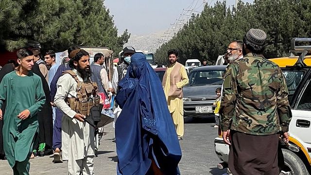 塔利班封锁了所有通向喀布尔机场的道路。