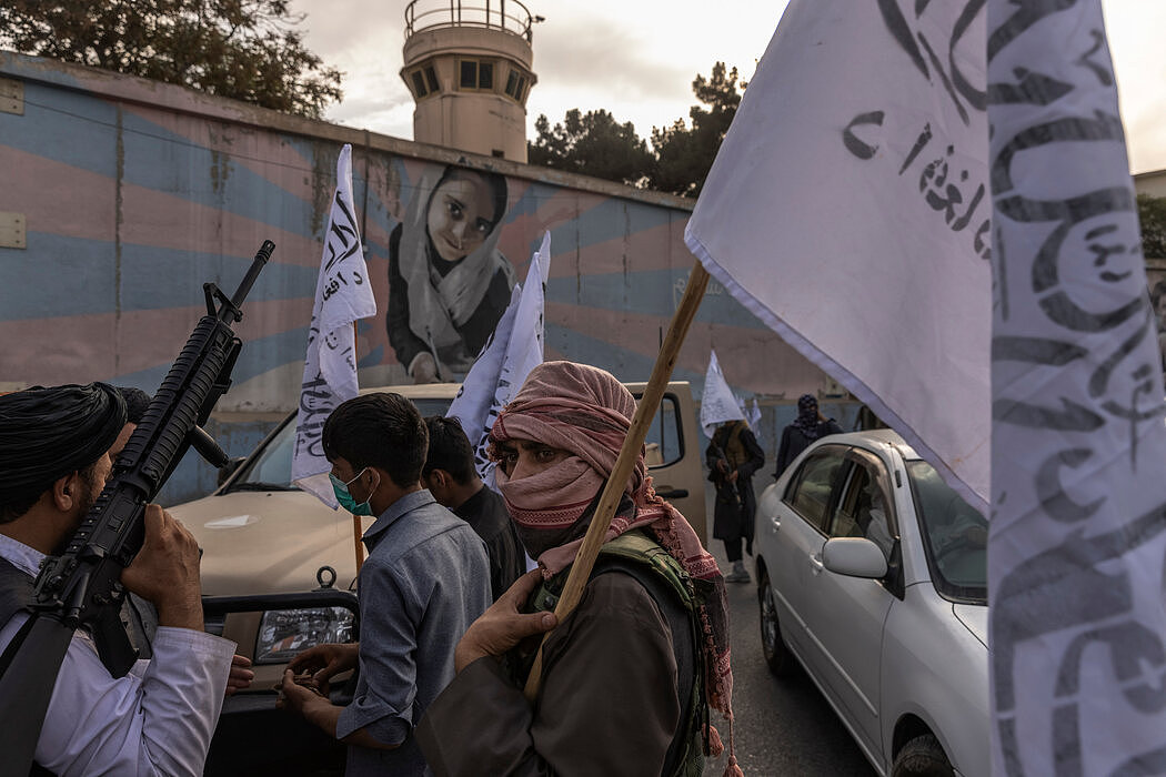 周日，塔利班成员聚集在美国驻喀布尔大使馆外。
