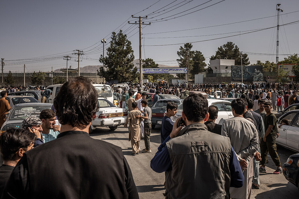 本月，在塔利班控制喀布尔后的第二天，试图进入机场的人群。