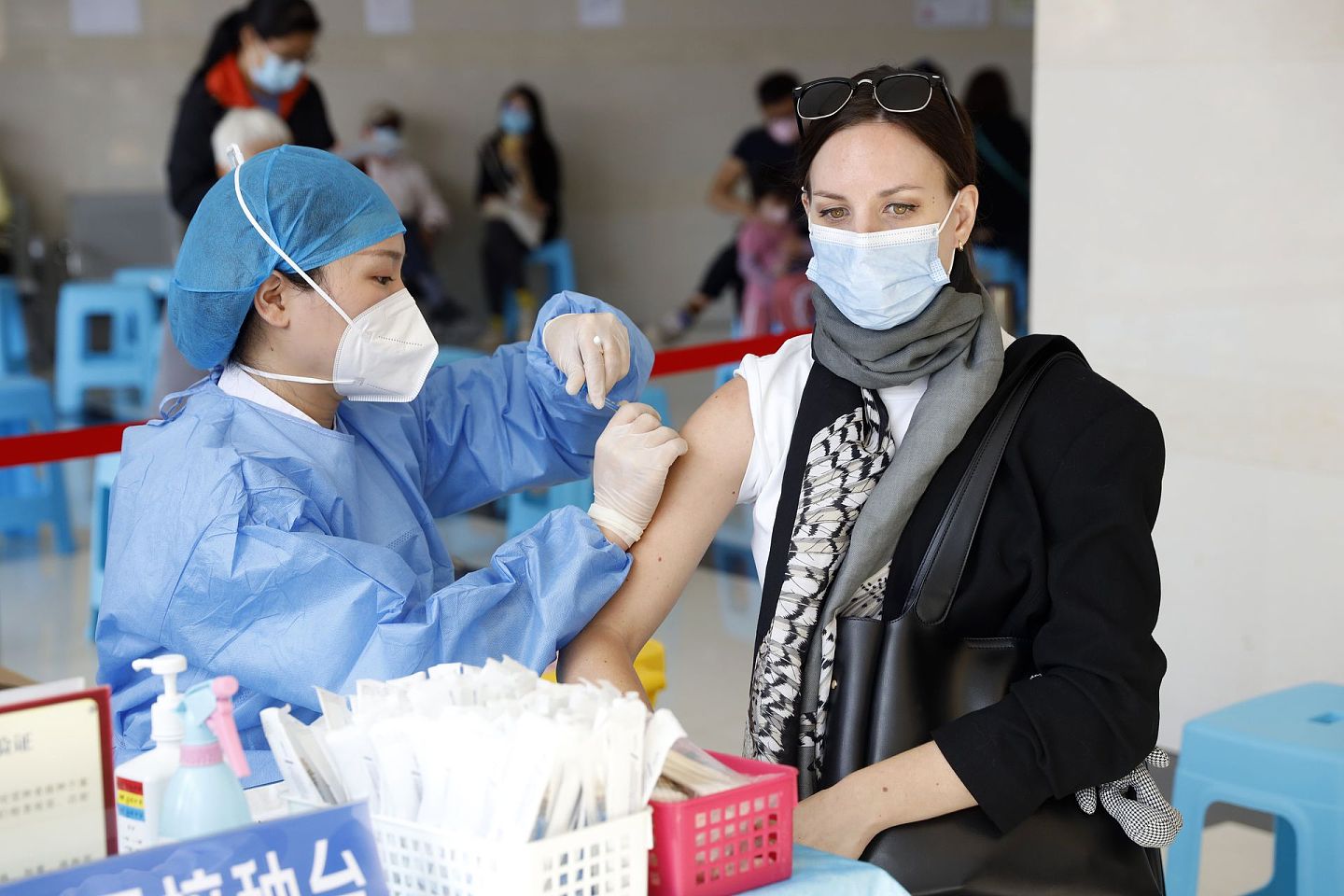 云南昆明有外籍人士接种新冠疫苗。（中新社）