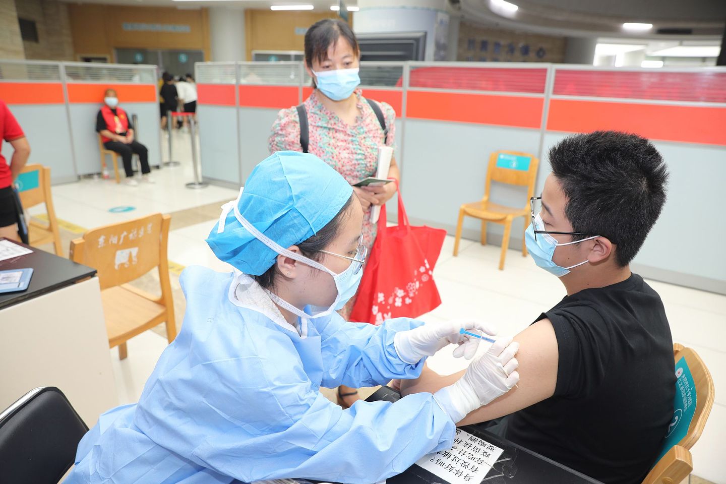 浙江省东阳市开启12至17周岁人群新冠疫苗接种工作，并开设新冠疫苗接种“学生专场”。（新华社）