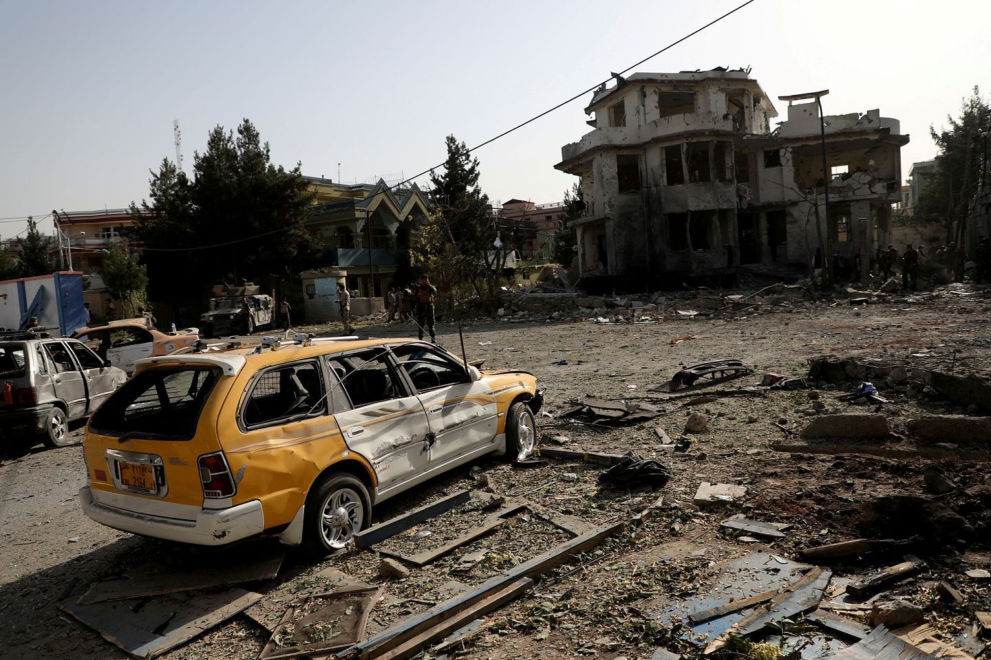8月4日，阿富汗喀布尔，一个汽车炸弹爆炸后，周边房屋被破坏。（Reuters）