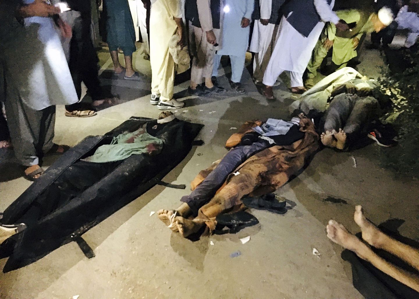 2021年8月26日，阿富汗喀布尔机场外发生致命袭击事件后，阿富汗人的尸体躺在医院的地上。（AP）