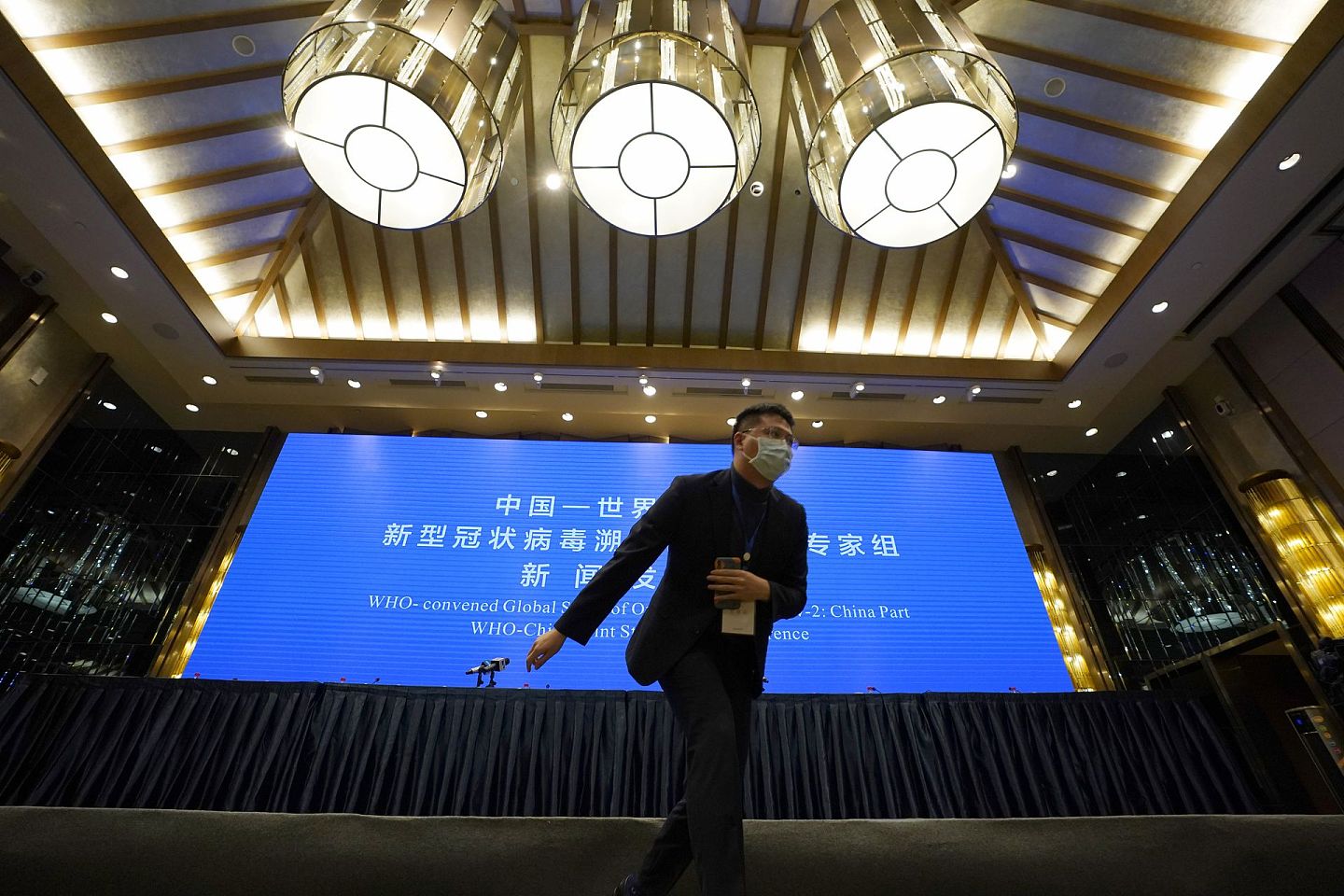 2021年2月9日，世界卫生组织专家组前往中国武汉市多个地方进行考察后，在武汉市一家酒店举行新闻发布会。（AP）
