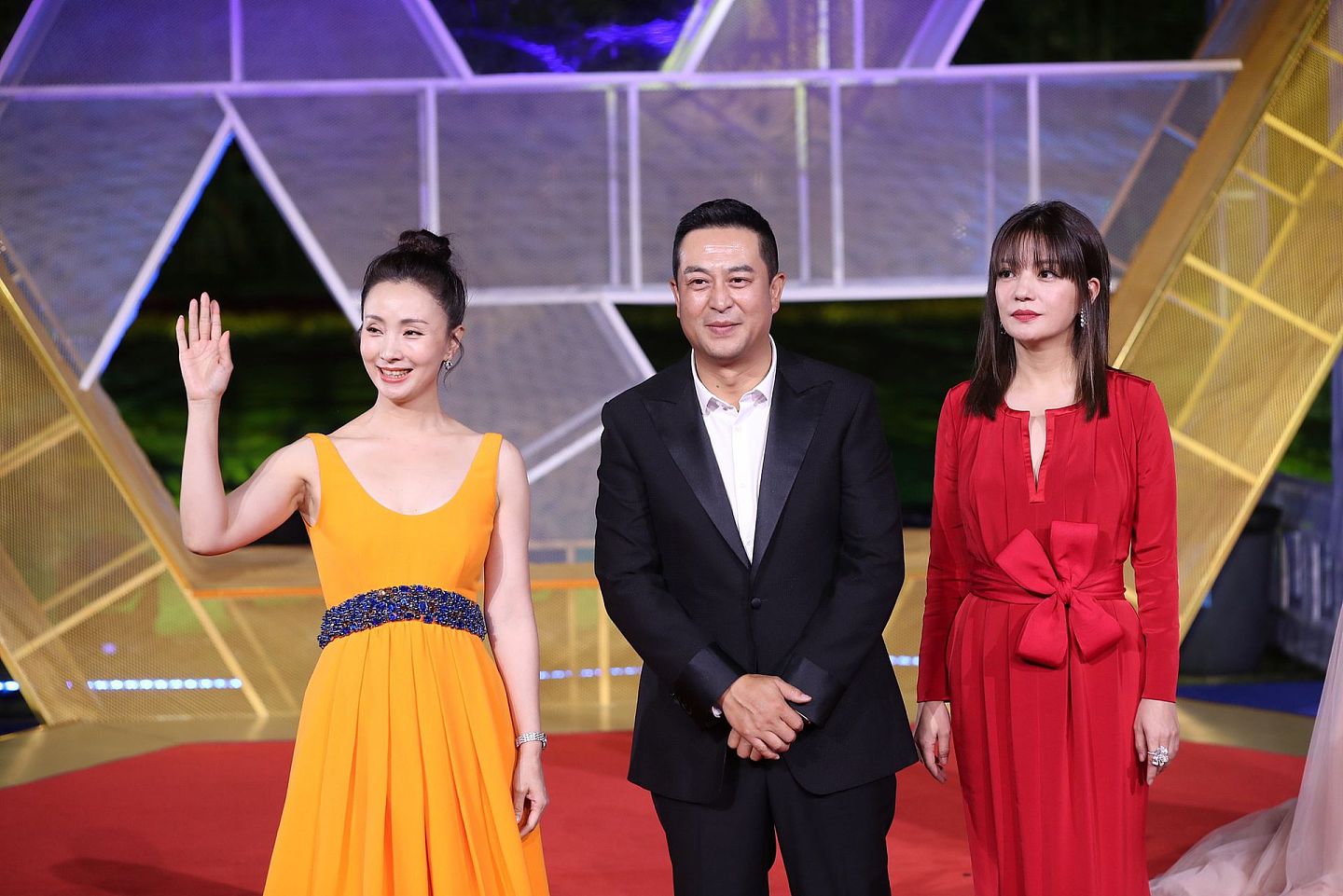 赵薇（右）在中国娱乐圈中不仅是早已成名的演员还是被寄予厚望的导演，她的作品突然被下架被认为问题不小。（VCG）