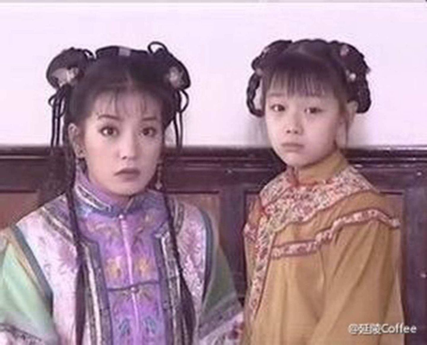 赵薇（左）凭借电视剧《还珠格格》火遍亚洲，其如今早已是中国影视界有实力的演员。（新浪微博@延陵Coffee）