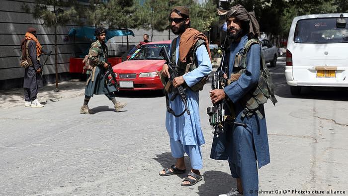 Afghanistan Taliban-Kämpfer in traditioneller Kleidung
