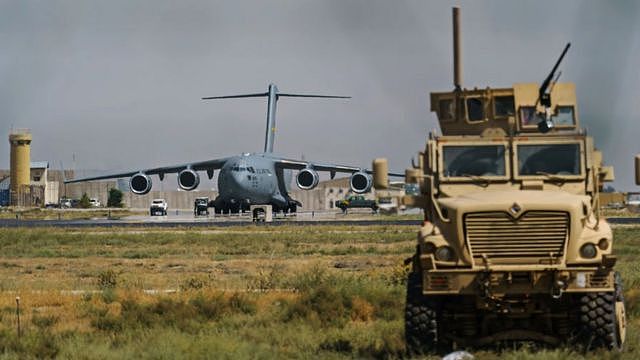 美国称喀布尔的一次无人机袭击阻止了机场的另一次致命的自杀式袭击。
