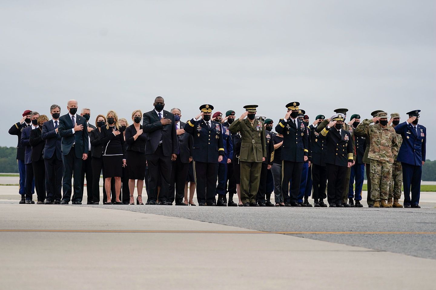 2021年8月29日，美国总统拜登（前排左一）夫妇和国安会部分幕僚在特拉华州多佛空军基地为8月26日在阿富汗喀布尔爆炸袭击中遇难的美军士兵举行纪念活动。（AP）