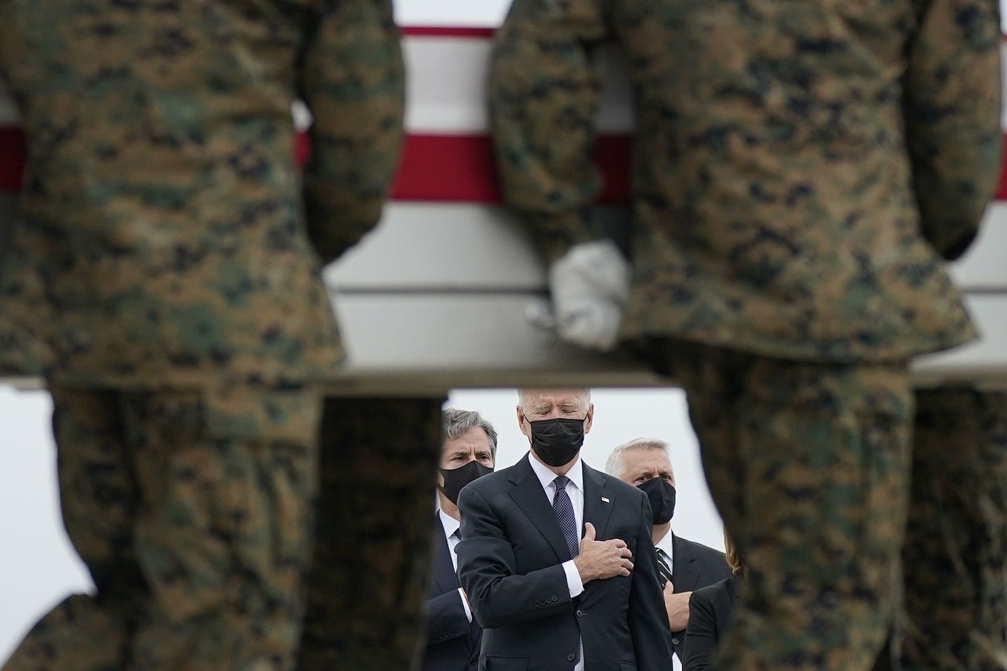美国国防部称，13名美国军人在阿富汗喀布尔机场的一次袭击中丧生。（AP）