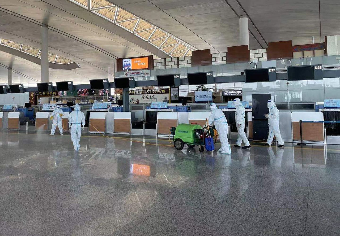 7月20日，南京禄口机场出现Delta变种病毒外输内扩，蔓延内地十余个省份。（新华社）