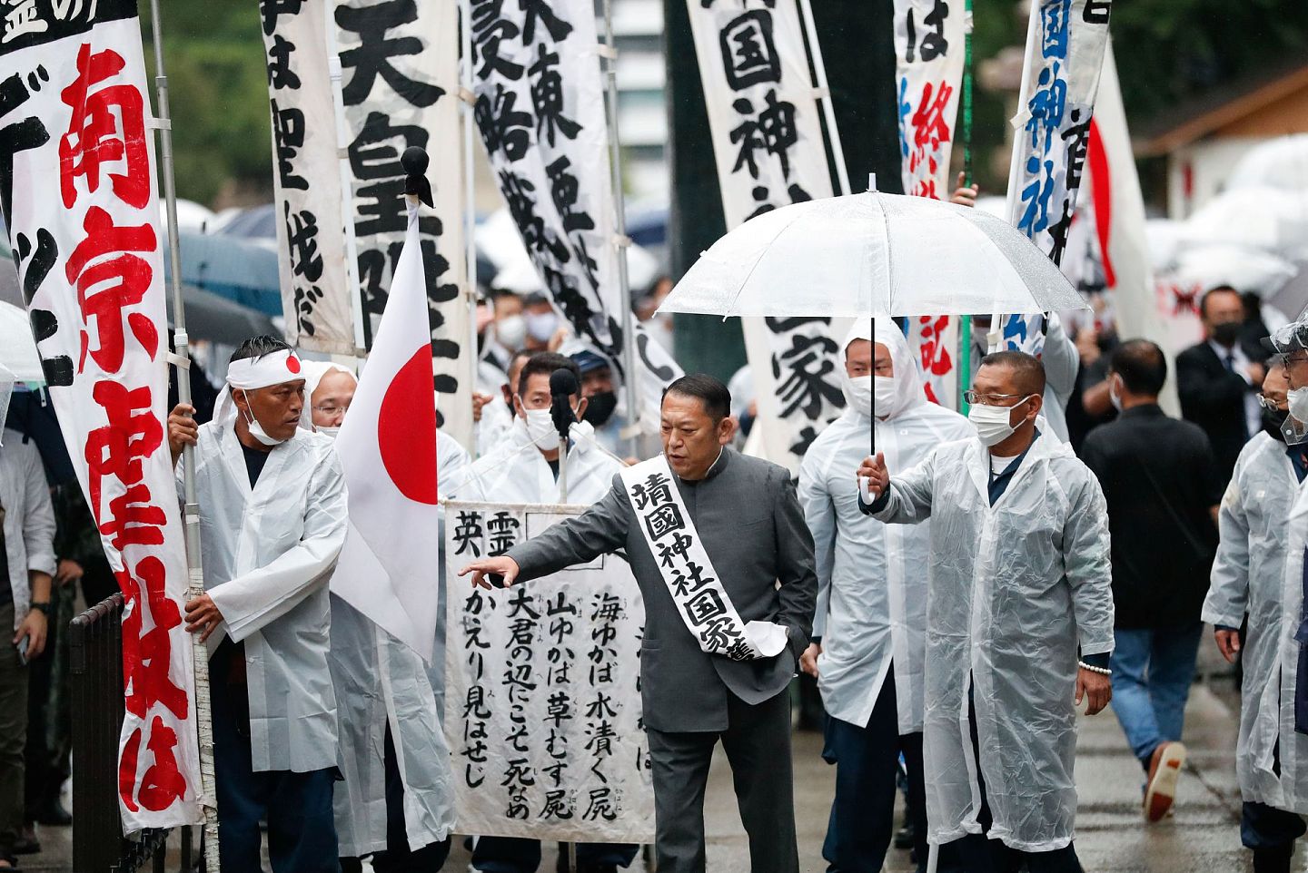2021年8月15日，日本右翼团体成员在日本新冠肺炎疫情下参拜靖国神社。（REUTERS）