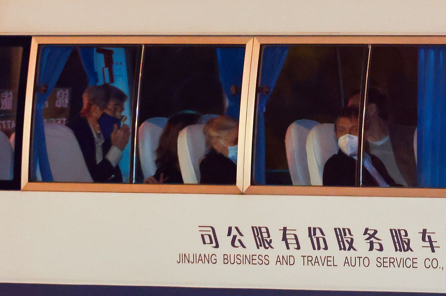 2021年4月14日，克里与美方人员乘车前往位于中国上海的住处。（Reuters）