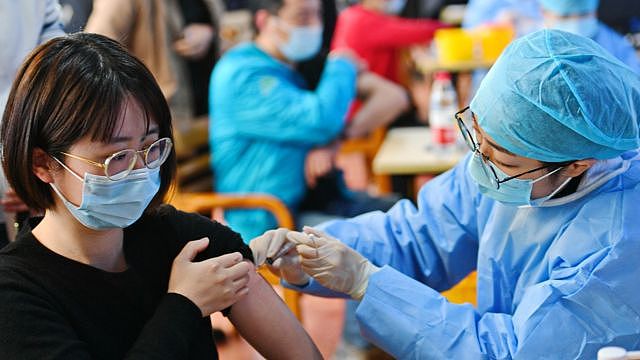 中国从今年2月开始开展了全民新冠疫苗接种计划。