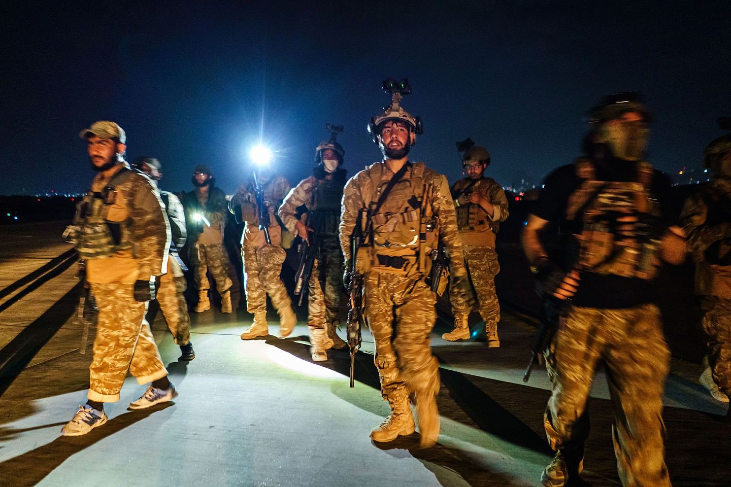当地时间2021年8月31日，美国宣布完成阿富汗撤军，塔利班成员进驻机场巡逻，并检查美军撤离后留下的设备。（人民视觉）